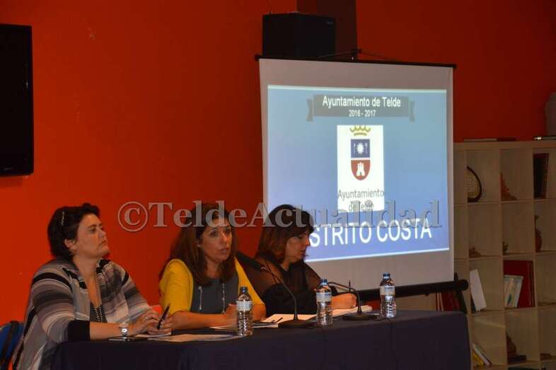 La mesa de la reunión con la alcaldesa Carmen Hernández y las edilas Celeste López y Gloria Cabrera (Foto TA)