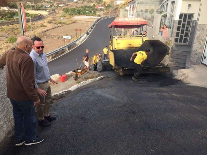 El concejala Eloy Santana con el presidente de la AV Siete Puentes, Manuel Amador (Foto TA)