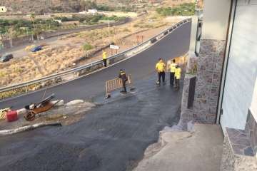 Vias y Obras asfalta la calle de Ceres en Caserones Bajos (Foto TA)