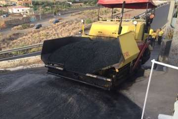 Vias y Obras asfalta la calle de Ceres en Caserones Bajos (Foto TA)