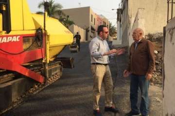 Vias y Obras asfalta la calle de Ceres en Caserones Bajos (Foto TA)