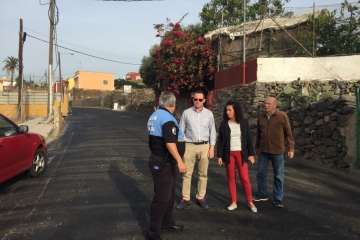 Vias y Obras asfalta la calle de Ceres en Caserones Bajos (Foto TA)
