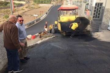 Vias y Obras asfalta la calle de Ceres en Caserones Bajos (Foto TA)