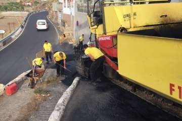 Vias y Obras asfalta la calle de Ceres en Caserones Bajos (Foto TA)