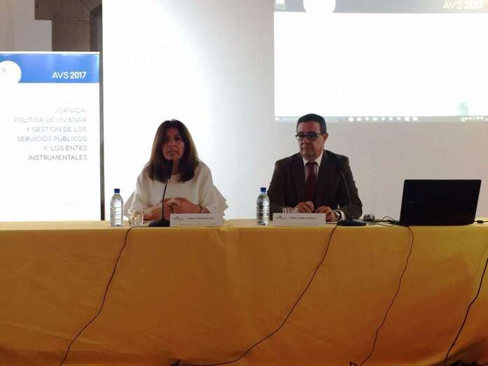 La alcaldesa Carmen Hernández y el gerente de la empresa municipal Fomentas, Carmelo Ramírez (Foto TA)