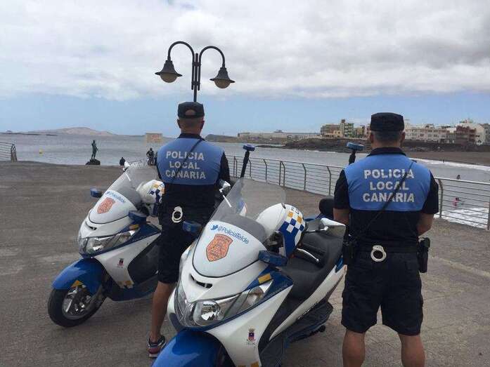 Archivo. Agentes de la Policía Local con sus motos en labores de vigilancia en la playa de Melenara (Foto TA)