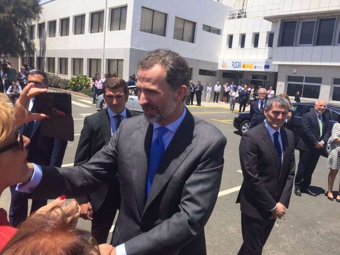 El Rey saluda a la gente tras visitar la Plocan en Taliarte, en el pasado mes de abril (Foto TA)