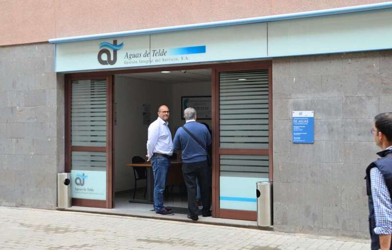 El concejal en la puerta de las oficinas de Aguas de Telde en Arnao (Foto TA)