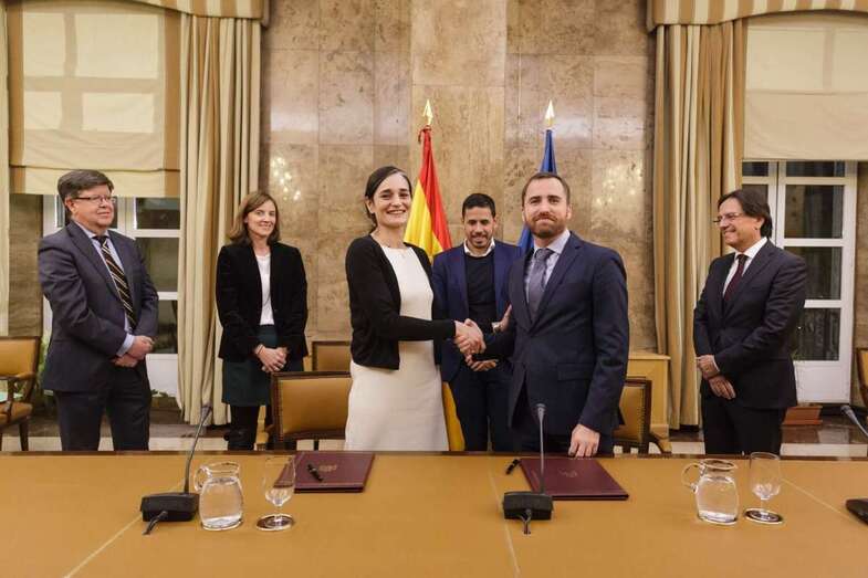Héctor Suárez, al fondo, en la firma del plan entre los Gobiernos de España y Canarias (Foto TA)