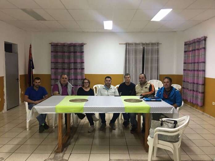 Imagen de la reunión del concejal de Festejos con vecinos de La Gavia (Foto TA)
