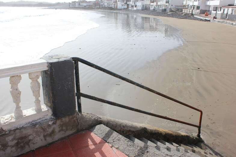Barandilla en mal estado en la playa de Ojos de Garza (Foto TA)