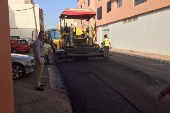 Vías y Obras asfalta cinco calles de Marpequeña-Telde (Foto TA)