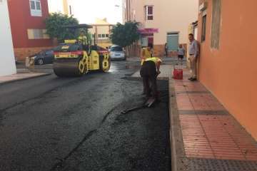 Vías y Obras asfalta cinco calles de Marpequeña-Telde (Foto TA)