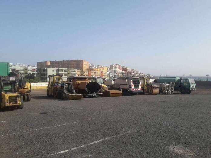 Las máquinas ya aguardan en Melenara al inicio de las obras (Foto TA)