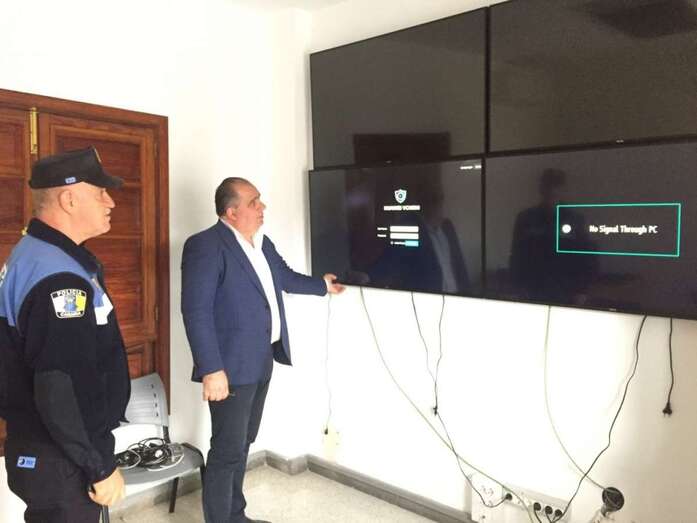 El edil de Seguridad, Juan Martel, y el jefe de la Policía Local de Telde, Félix Ramos, junto a los nuevos monitores (Foto TA)