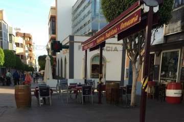 Ofensiva de IUC de Telde contra las terrazas ilegales que ocupan espacios públicos (Foto TA e IUC)