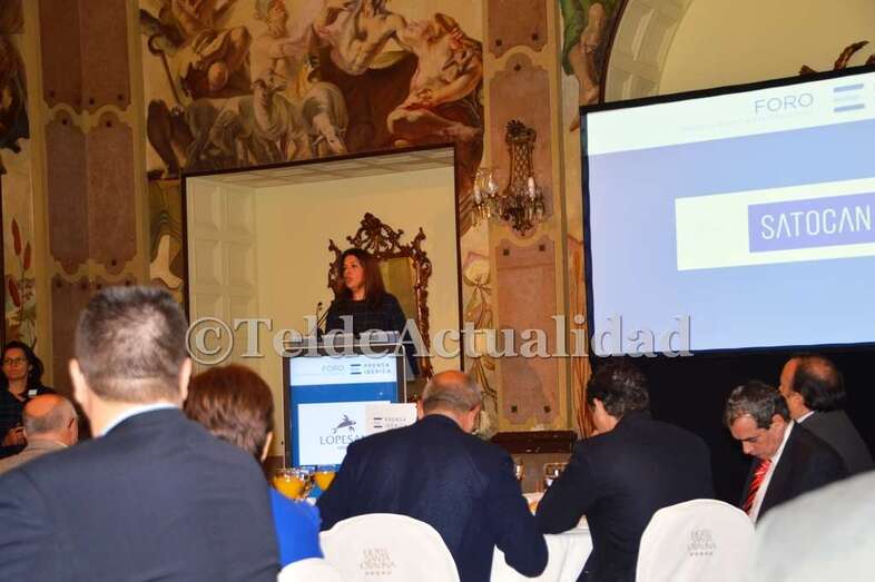 La alcaldesa Carmen Hernández (i), este lunes durante su intervención en el Foro de EPI (Foto TA)