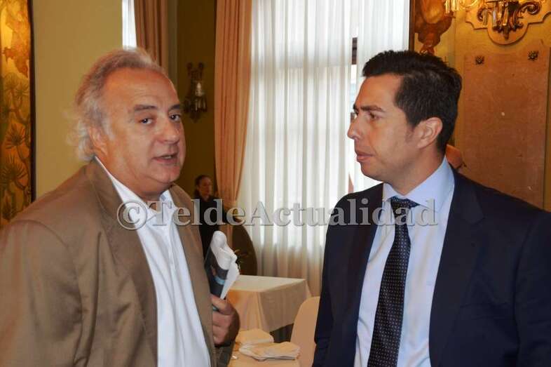 Alejandro Ramos (d), portavoz del PSOE, fue el único edil de la oposición que asistió a la charla de hoy de la alcaldesa en la capital (Foto TA)