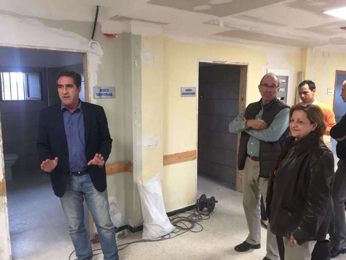 El viconsejero Francisco Candil visitó las obras con la directora general de su departamento, María Reyes Henríquez (Foto TA)