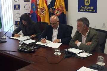 Firma del convenio para retirar las vallas de la GC-1 a su paso por Telde (Foto TA)