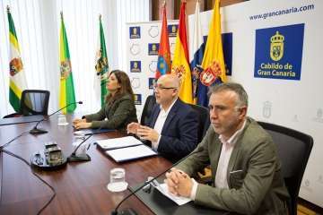 Firma del convenio para retirar las vallas de la GC-1 a su paso por Telde (Foto TA)