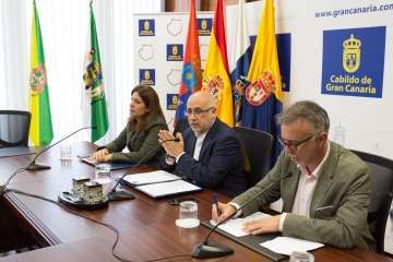 Firma del convenio para retirar las vallas de la GC-1 a su paso por Telde (Foto TA)