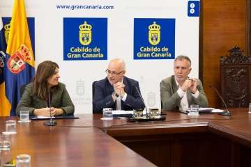 Firma del convenio para retirar las vallas de la GC-1 a su paso por Telde (Foto TA)