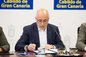 Firma del convenio para retirar las vallas de la GC-1 a su paso por Telde (Foto TA)