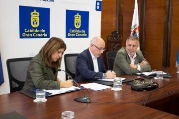 Firma del convenio para retirar las vallas de la GC-1 a su paso por Telde (Foto TA)