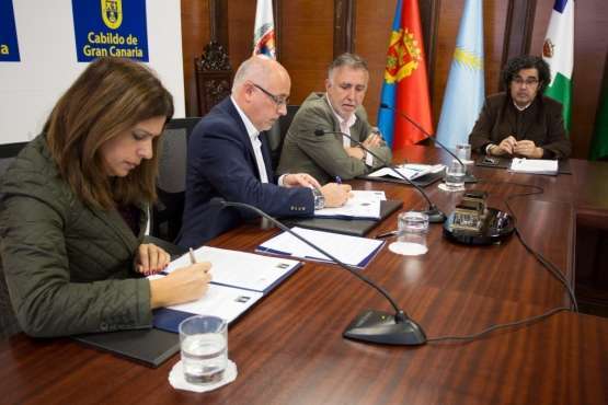 Firma del convenio para retirar las vallas de la GC-1 a su paso por Telde (Foto TA)