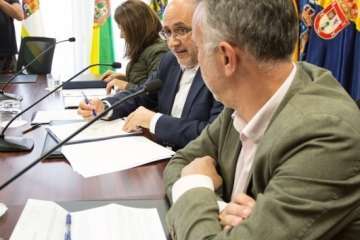 Firma del convenio para retirar las vallas de la GC-1 a su paso por Telde (Foto TA)