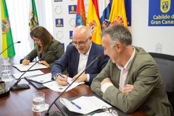 Firma del convenio para retirar las vallas de la GC-1 a su paso por Telde (Foto TA)