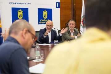 Firma del convenio para retirar las vallas de la GC-1 a su paso por Telde (Foto TA)