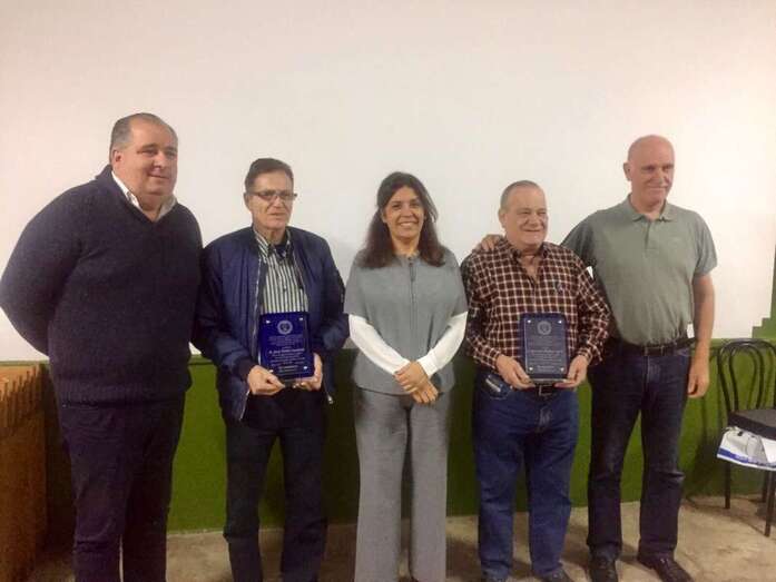 Los dos oficiales jubilados con la alcaldesa y el edil Juan Martel (Foto TA)