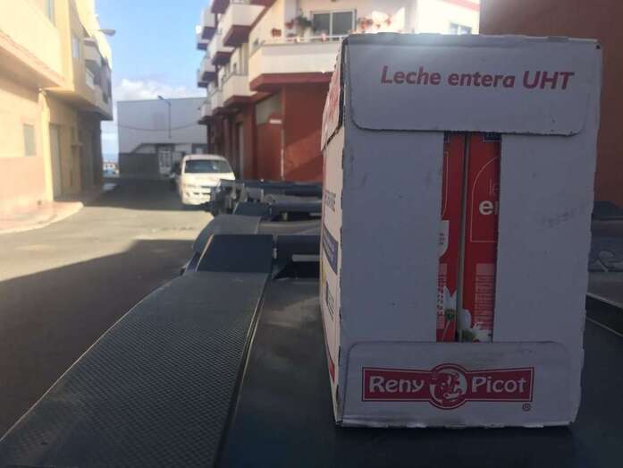 Una caja de leche sobre la tapa de un contenedor de basura  (Foto TA)