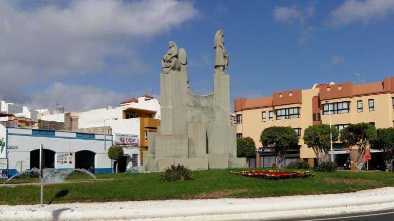 Flores de pascua en la rotonda La Maternidad, en La Barranquera (Foto C7)