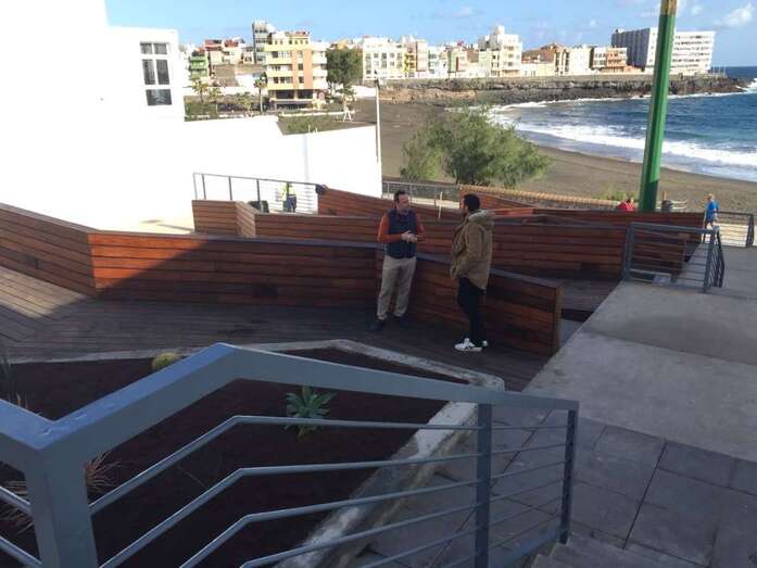 Los ediles Eloy Santana y Abraham Santana, en la zona (Foto TA)