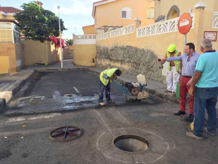Imagen de archivo de una actuación en la red de alcantarillado (Foto TA)