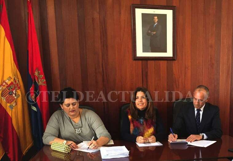 De izquierda a derecha: Celeste López, Carmen Hernández y Florencio de la Rosa durante la firma del contrato (Foto TA)