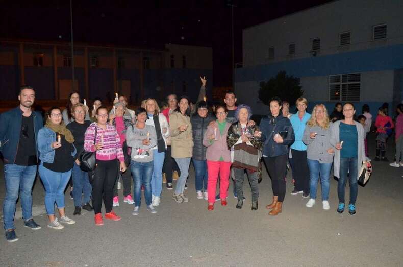 Vecinos de la zona protestaron con velas (Foto Francisco Javier Santana)