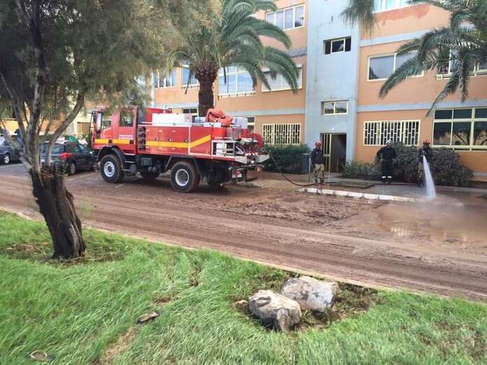Imagen de archivo de efectivos de la Unidad Militar de Emergencias actuando en Melenara para despejar la calzada (Foto TA)