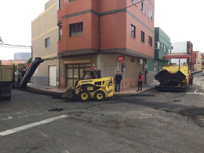 Obras de asfaltado en calles de el sector de El Roque (Foto TA)