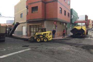 El plan municipal de asfaltado llega a El Roque y urbanización Juan Mayor (Foto TA)