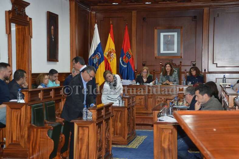 Momento en que los tres ediles de Más por Telde abandonan el Pleno de este viernes (Foto TA)