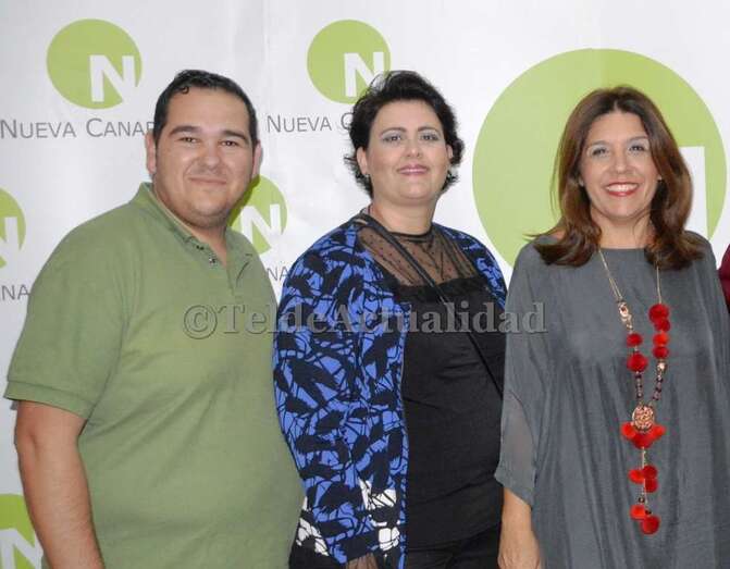 Leonardo Hernández (i), junto a la alcaldesa Carmen Hernández y a la concejala Celeste López (Foto TA)