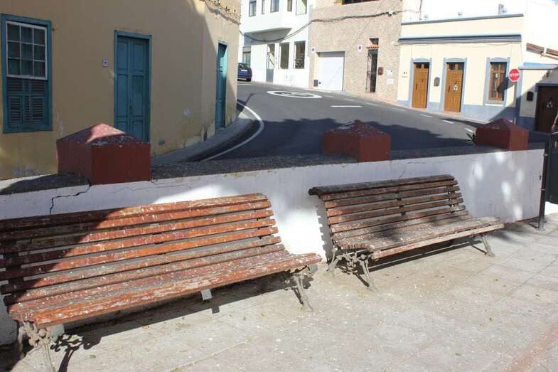 Los excrementos cubren bancos y pavimento en la plaza de La Higuera Canaria (Foto TA)