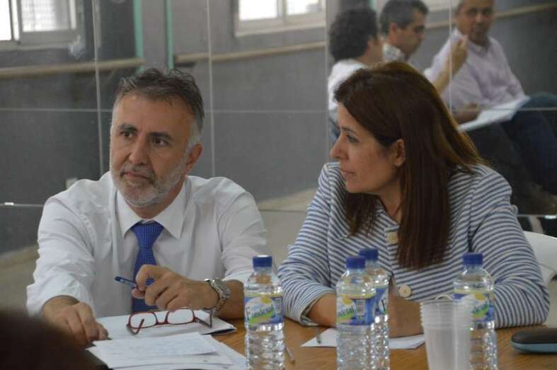 El consejero Ángel Víctor Torres y la alcaldesa Carmen Hernández, en una imagen de archivo (Foto TA)