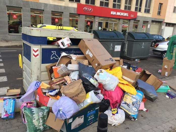 Basura acumulada en un contenedor del sector urbano de Los Llanos (Foto TA)