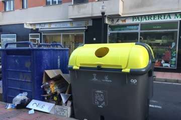 Basura acumulada en la zona comercial de Los Llanos (Foto TA)