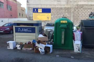 Basura acumulada en la zona comercial de Los Llanos (Foto TA)